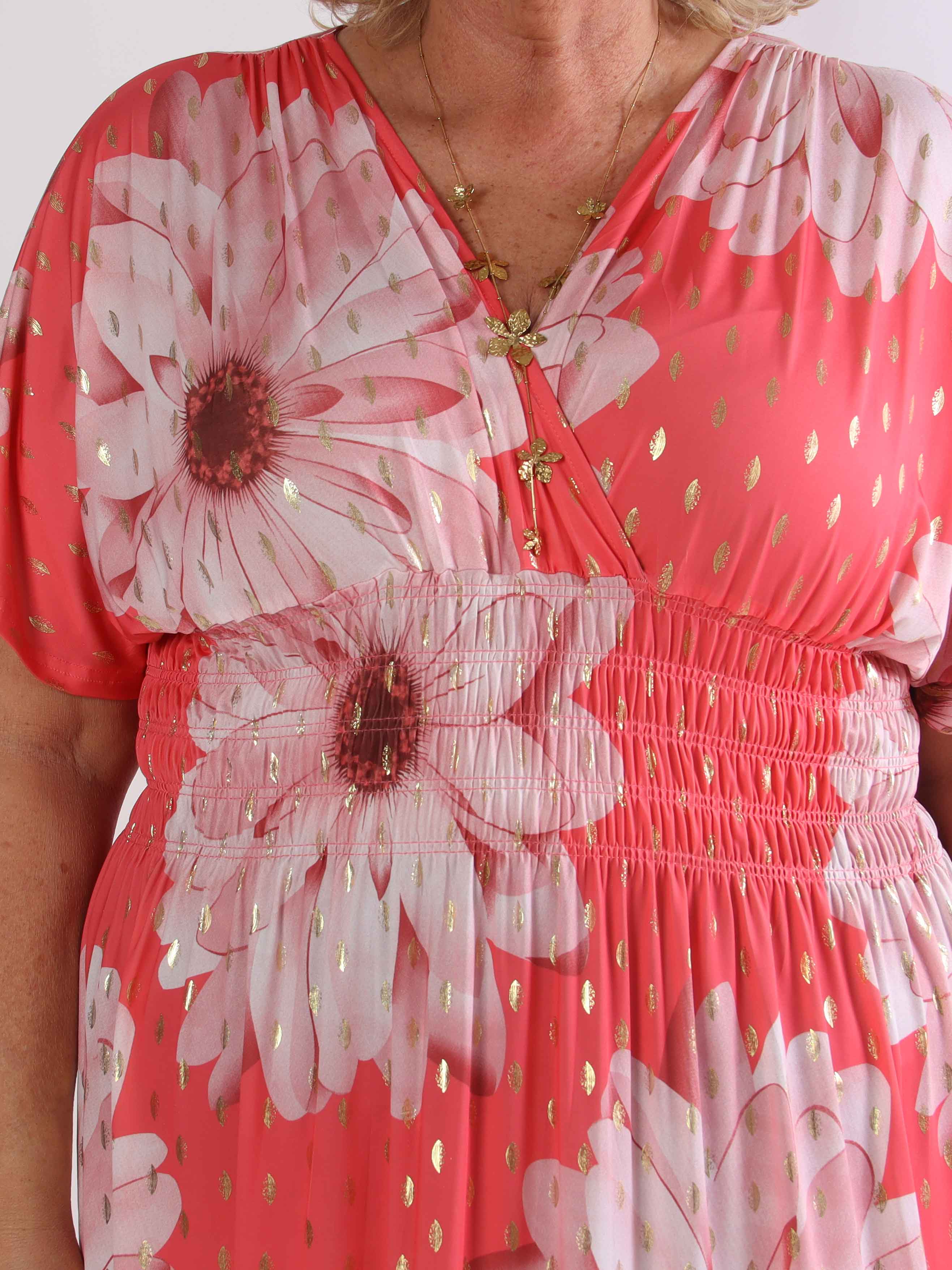 Pams Eden - Lang plus size kjole med store blomster og guld dutter